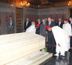 Don Juan Carlos depositó una Corona ante la tumba de Su Majestad el Rey Mohamed V
